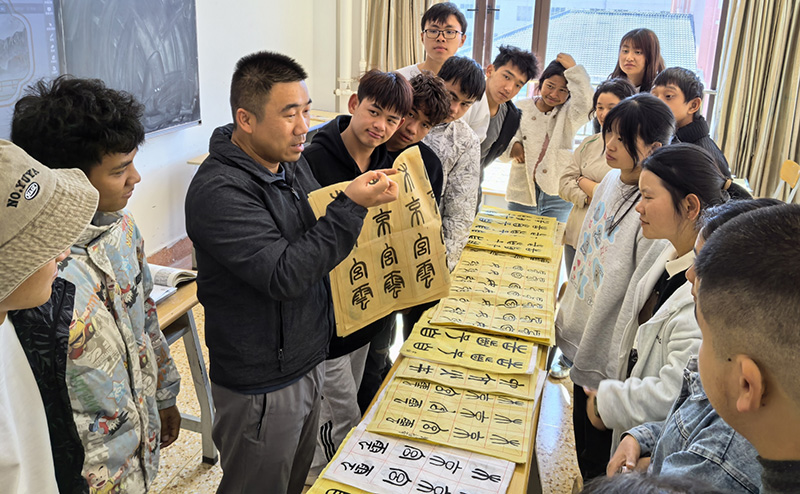 徐润刚用手语为学生们讲解书法篆刻。9227新葡的京集团供图