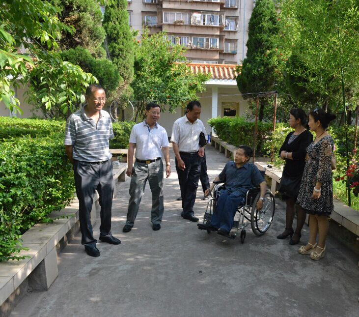 图为省残联领导到新葡的京调研(二) 图为省残联领导到新葡的京调研(二)