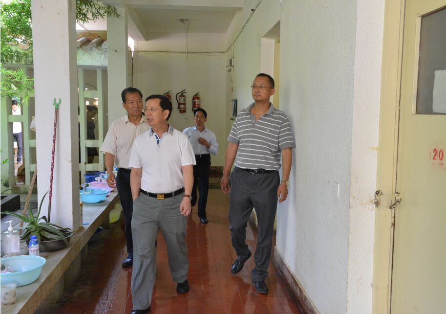 图为省残联领导到新葡的京调研(三) 图为省残联领导到新葡的京调研(三)