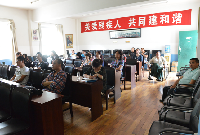 图片为华夏中专第一党支部学习现场