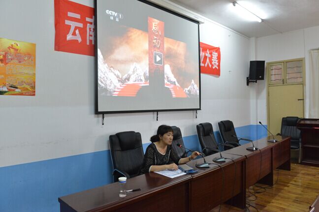 图片为华夏中专第一党支部学习现场