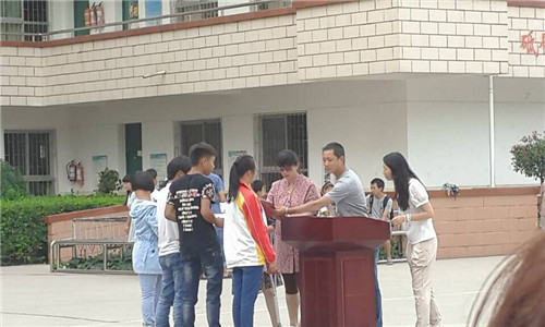  图为李冠宏副校长、任彬副科长为“心灵故事”比赛获奖学生颁奖