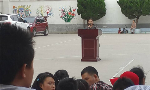  图为石红副校长致闭幕词