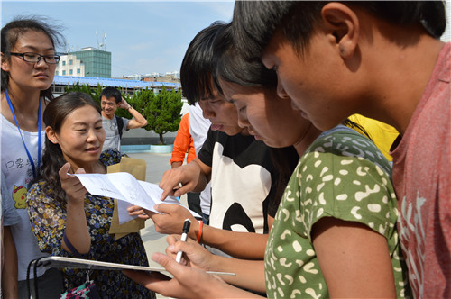 图为学生认真回答心理健康常识题的现场