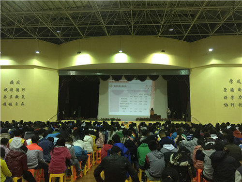 图为学生认真聆听罗宝艳老师心理讲座 