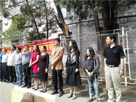 介绍各学校参加此次智力运动会的领导