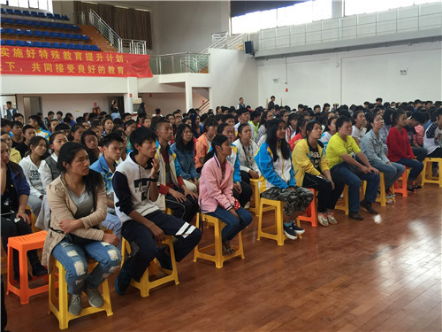 图为学生聆听卫生知识讲座现场