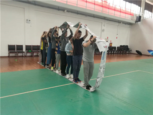 图为大家参与“无敌风火轮”游戏的现场